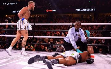 Тайрон Вудли отправил фанату пять тысяч долларов за мем о своем нокауте - видео