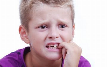 Внезапные, повторяющиеся звуки и движения: врач из Узбекистана рассказал о тикозном расстройстве у детей