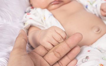 Педиатр из Узбекистана рассказал, стоит ли делать операцию при пупочной грыже у детей