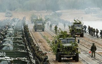 Bloomberg: Россия продолжает стягивать военную технику и наращивать войска у границ с Украиной - снимок со спутника