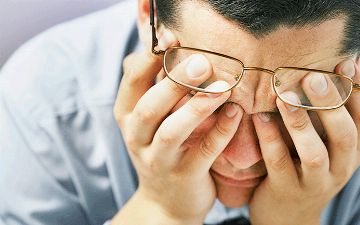 Мужчина два месяца не замечал 5-сантиметровую ветку у себя в глазу — фото