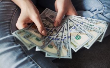 В Узбекистане подешевел доллар