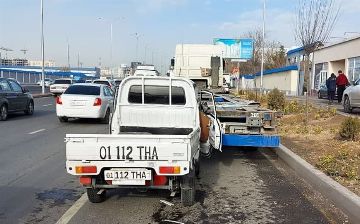 В Яшнабадском районе столицы «Лабо» на скорости влетел в прицеп и повредился