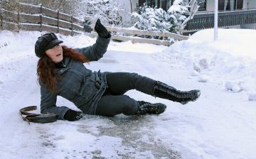 Гололед: как обезопасить себя от травм и что делать, если вы поскользнулись