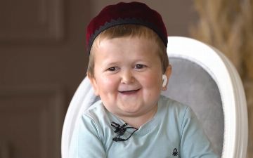 Хасбик продолжает завоевывать сердца людей во всем мире: европейцы без раздумья скупают весь мерч с изображением маленького дагестанца