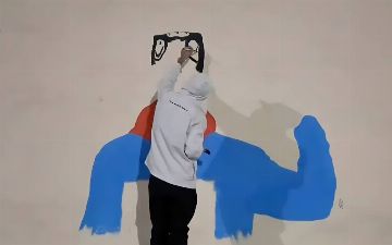 Уличный художник Inkuzart перерисовал граффити с отсылкой к протестам в Казахстане