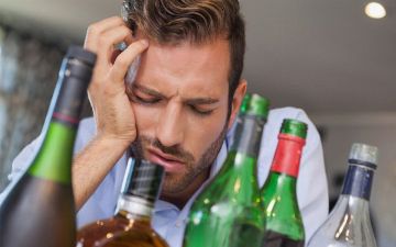 Врач рассказал, почему похмелье нельзя лечить алкоголем