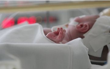 Считавшийся мертвым младенец заплакал по дороге на кладбище