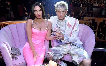 Музыкант Machine Gun Kelly сделал предложение Меган Фокс, подарив два кольца – видео