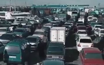 На джиззакской заправке образовалась километровая очередь за газом – видео