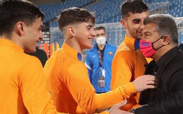 Лапорта подбодрил каталонцев в раздевалке после проигрыша от «Реала» — видео