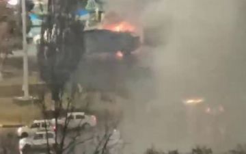 На площади Дружбы народов загорелся военный автомобиль — видео