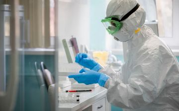 Количество новых зараженных коронавирусом приблизилось к 900