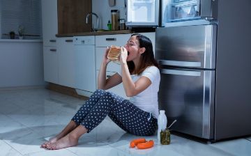 Для любителей покушать на ночь: названы лучшие продукты для перекуса перед сном