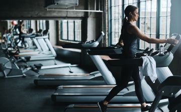 Тренер выбрал эффективный вариант для похудения между кардио и силовыми нагрузками