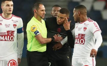 Мбаппе наехал на судью в матче «ПСЖ» — «Брест», сказав ему, что тот не умеет судить