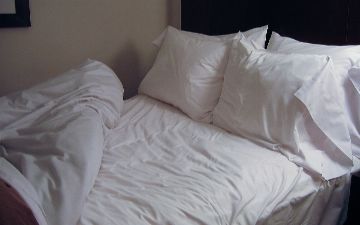 Парень несколько лет не стирал постельное белье и чуть не задохнулся от сильного кашля