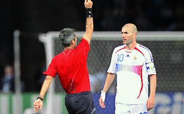 Каким образом в футболе появились красные и желтые карточки?