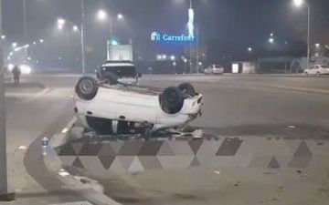 В Яшнабадском районе Ташкента «Матиз» врезался в отбойник, а затем в «Спарк»