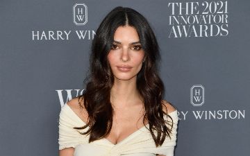 Эмили Ратаковски поделилась детскими фотографиями 