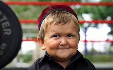 Сехудо спел колыбельную Хасбику и пообещал порвать его. И все это он сказал на русском языке — видео