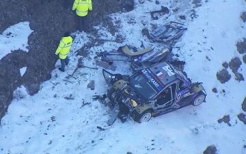 Во время гонок спорткар на высокой скорости вылетел с обрыва