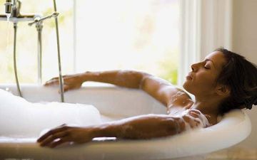 Горячий душ нельзя принимать во время болезни — мнение врача