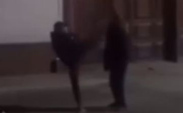 В Самарканде тиктокера, ударившего пожилого мужчину в лицо, доставили в ОВД