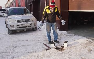 Блогеры разрубили аккумулятор топором и вот, что получилось