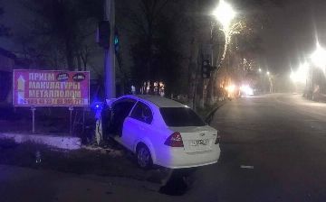 На Алмазаре «Нексия» влетела в столб, а ее водитель скончался