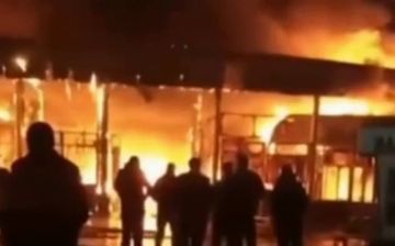 В Фергане произошел крупный пожар, в результате которого сгорело 25 магазинов одежды — видео 