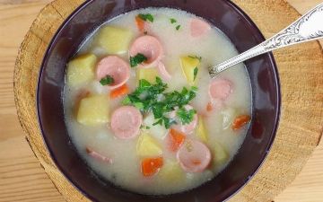 Рецепт необычного и легкого в приготовлении сырного супа с сосисками