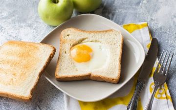 Рецепт быстрого и вкусного завтрака – яичница в хлебе