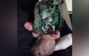 В Каракалпакстане мать бросила ночью на улице новорожденного младенца, но его удалось спасти — видео