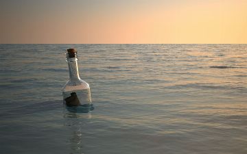 Мужчина нашел бутылку с прахом человека и запиской «С днем рождения»