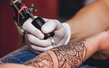 Почему наша кожа обновляется, но татуировки остаются?