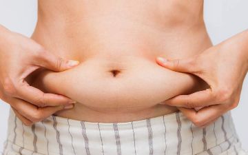 Диетолог рассказала, какие напитки помогут избавиться от жира на животе