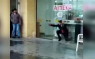 В Коканде полинаркоман разбил головой застеклянный вход авиакассы, а после прилюдно порезал себя куском стекла