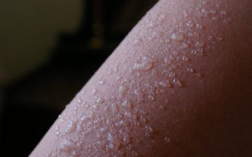 Женщина пожаловалась на сильнейшую аллергию на собственного ребенка