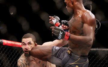 Адесанья успешно защитил титул, одолев Уиттакера на UFC 271 — видео