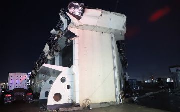 В одном из автосалонов на Сергелях вспыхнул крупный пожар — видео