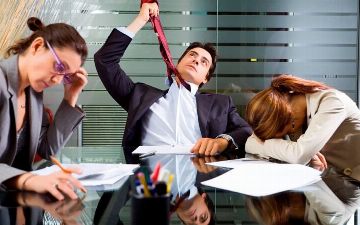 Врачи назвали самые частые болезни офисных работников