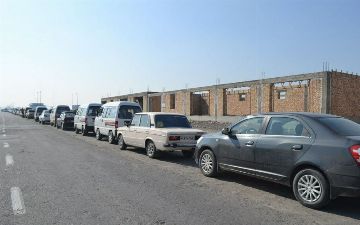 Ферганские водители пожаловались на то, что вынуждены спать на заправках из-за километровых очередей 