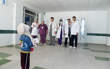 Выписана из больницы девочка, брошенная в вольер к медведю