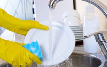 Мытье посуды назвали полезным занятием для здоровья