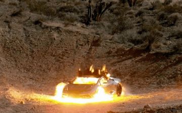 Художник взорвал дорогостоящую Lamborghini ради искусства — видео