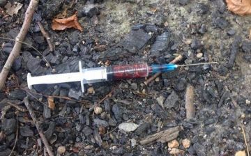 Мужчина впрыскивал в продукты в магазинах человеческую кровь — ведется следствие