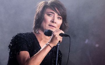 Несмотря на тяжелую ситуацию в стране, Земфира провела концерт в Москве – видео