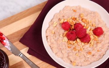 Рецепт овсяной каши с арахисовой пастой и малиновым вареньем