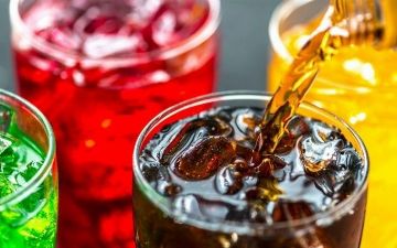 Почему из-за газированных напитков покалывает во рту?